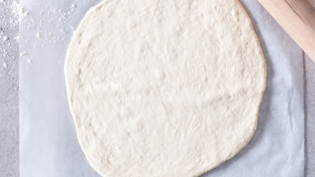 Rull ut deigen med en kjevle i en langpanne dekket med bakepapir. La heve i 15-30 minutter før du har på fyllet.