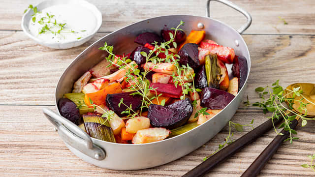 Bakte rotgrønnsaker med fetakrem