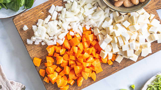 Vask og skrell alle grønnsakene. Skjær gulrøtter, kålrot, poteter og persillerot i jevne biter.