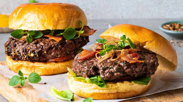 Topp burgeren med ditt favoritttilbehør og godt hamburgerbrød. I videoen har vi brioche burgerbrød, en god sennep, sprøstekt løk og bacon. Annet godt tilbehør er salat, rødløk og tomat.