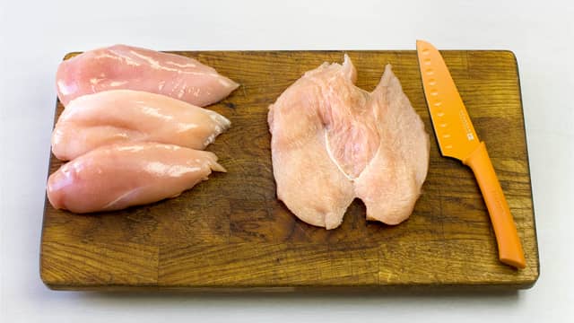 Lag et snitt i den tykkeste delen av kyllingfileten og brett ut.