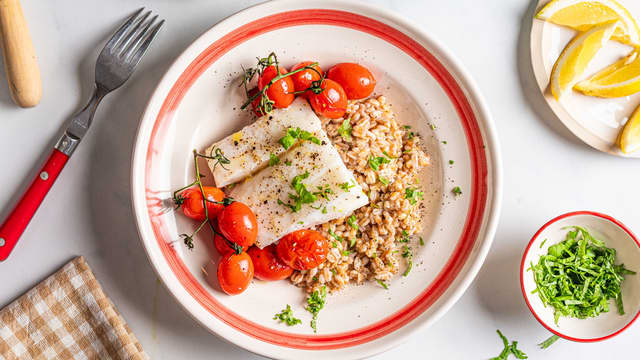 Server ovnsbakt torsk med cherrytomater og perlespelt. Ha gjerne over litt ekstra basilikum før servering.