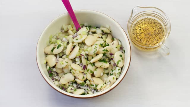 Ha dressingen over salaten og server til kotelettene.