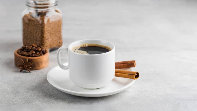 Kaffe med vanilje og kanel