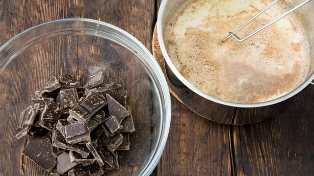 **Ganache:** Ha fløte i en kasserolle. Skrap frøene ut av vaniljestangen, og bland med fløten. Varm fløte og vanilje til kokepunktet.