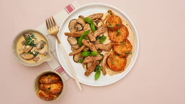 Denne retten er laget av rester fra [Strimlet svinekjøtt med stuet sopp og søtpotet](recipe:eb0d3a10-3a28-40c2-9f3b-6a3970a9cd39)