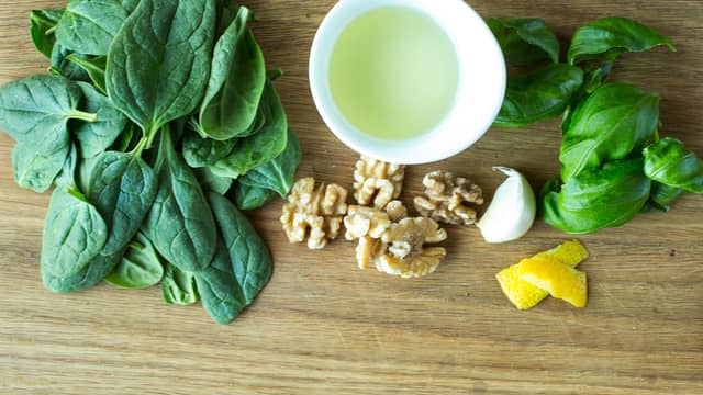 Skrell og hakk hvitløken.