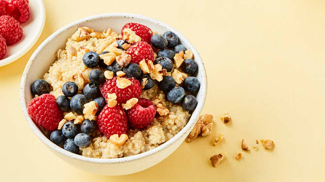 Quinoagrøt med bær og valnøtter