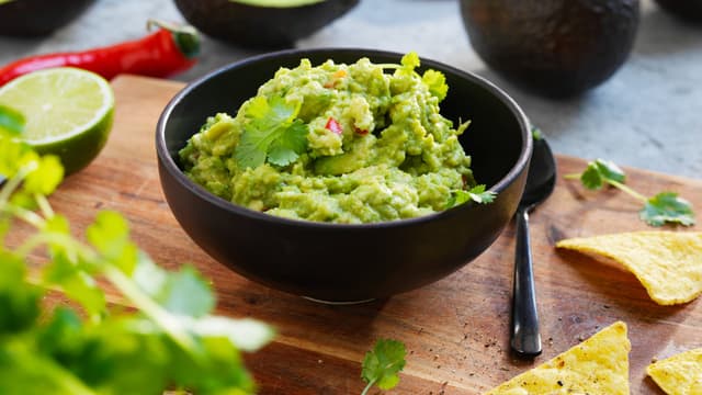 **Guacamole:** Del avokadoen, fjern steinen og skallet. Mos med en gaffel og skivs lime over. Smak til med knust flaksalt.