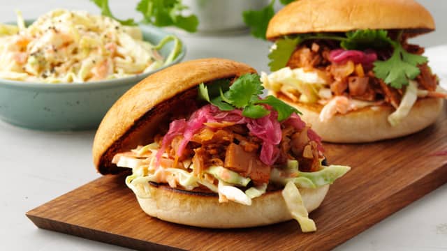 **Tilbehør:** Varm burgerbrødene og topp dem med coleslaw, jackfruit og syltet løk.