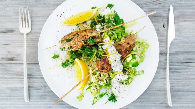 Kyllingkjøttdeig på spyd med couscous og appelsinrømme
