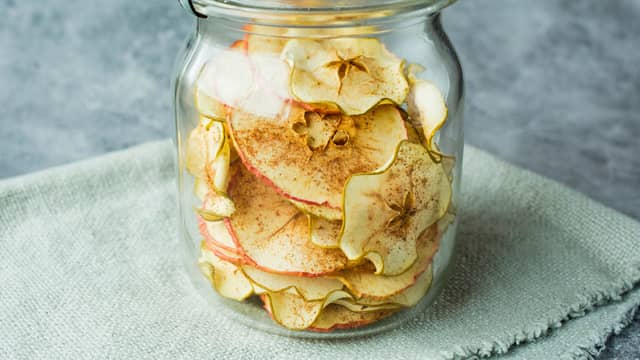 Oppbevar den ferdige chipsen på et lufttett glass.