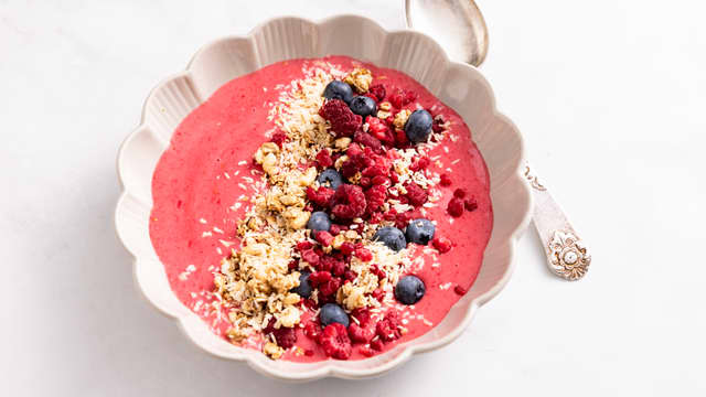 Smoothiebowl med bær og granola