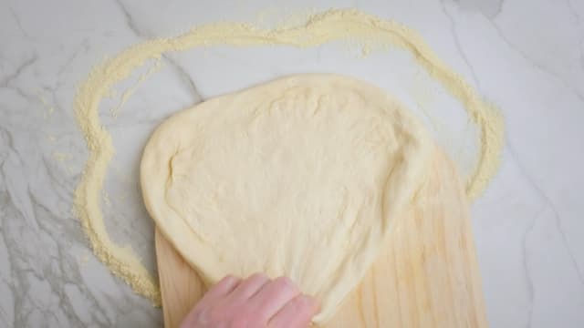 **Ha på fyllet:** Ha pizzaen over på pizzaspaden før du har på fyllet.