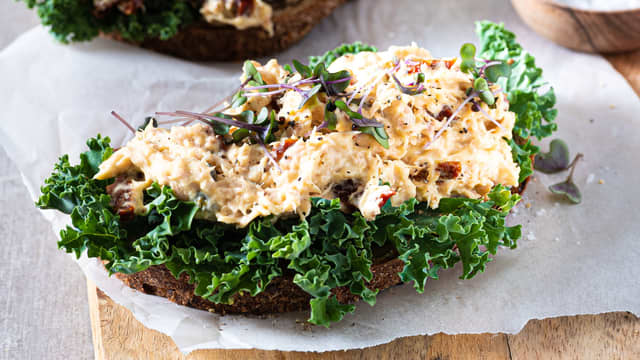 Server tunfisksalaten på en skive godt brød, gjerne med litt grønn salat.