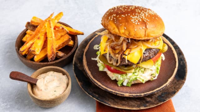 Saftig burger med ost, stekt løk og søtpotetfries