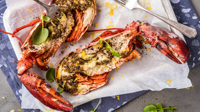 Server gjerne de gratinerte hummerne med en frisk salat, ferskt brød og chilimajones.