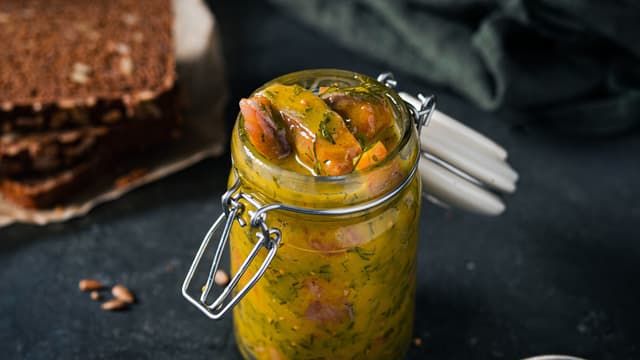 Legg sild og løk lagvis i et glass eller en krukke med sennepssausen i mellom lagene. Hell
resten av sennepssausen over og legg på lokk. Silden bør trekke et døgn i kjøleskap før den spises.