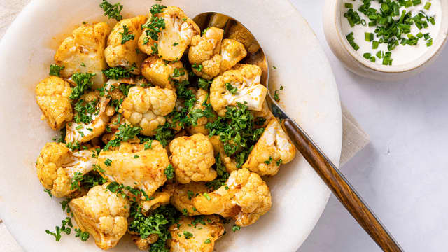 **Forvarm airfryeren og stek blomkålen på 180 grader i ca. 10–12 minutter.** Rist kurven underveis.