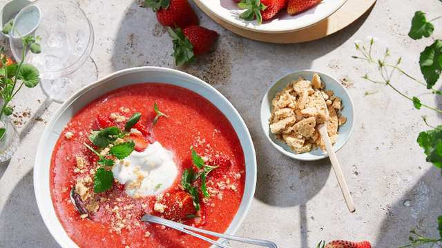 Jordbærsuppe med vaniljekesam