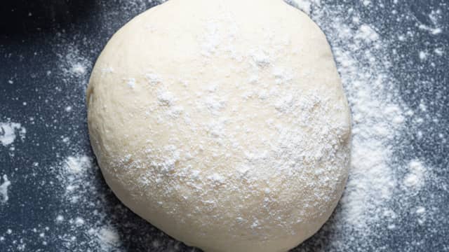 Løs opp gjæren i vannet i en bakebolle. Ha i resten av ingrediensene til pizzabunnen og elt til en glatt og fin deig. La heve til dobbel størrelse.