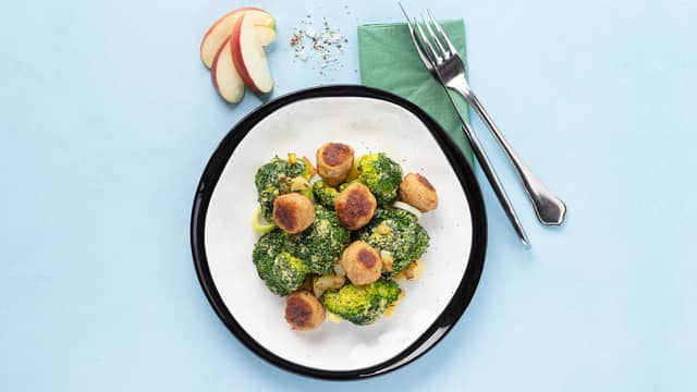 Brokkolisalat med kyllingkjøttboller