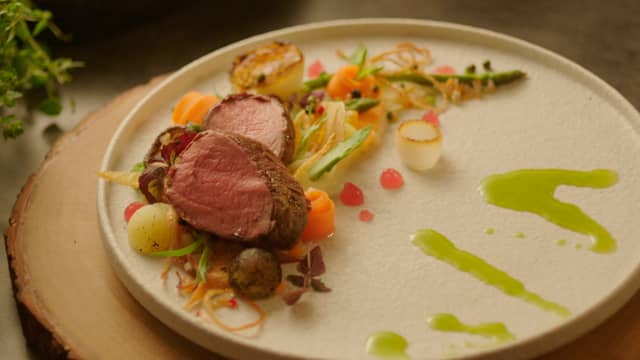 Kjør olivenolje, sitronsaft og urter til en grønn olje med en stavmikser. Sil oljen gjennom et kaffefilter og smak til med salt og pepper.