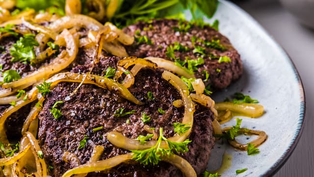 Stek løkbåtene i 1 ss rapsolje til den er gyllen og myk. Ha på litt sukker og stek i ytterligere 1 minutt.