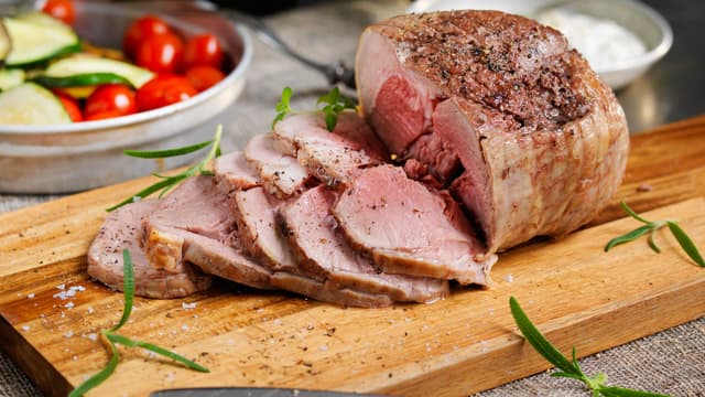 Stek lammet til steketermometeret viser ca. 65 grader. Ta kjøttet ut, dekk til med folie og la stå i minst 20 minutter.