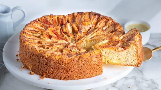 Stek kaken ved 200 grader på nederste rille i ca. 30 minutter. Stikk en trepinne i midten av kaken, hvis det ikke fester seg noe til pinnen er den ferdig.