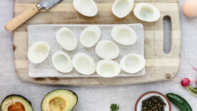 Ha blandingen i en sprøytepose, eller en brødpose som du klippet av ytterst på et hjørne.