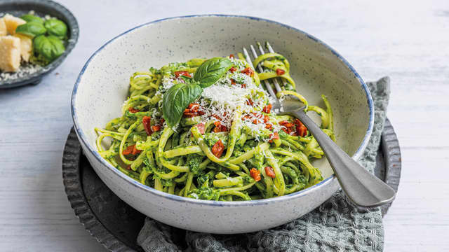 Pasta med chorizo og avokadokrem