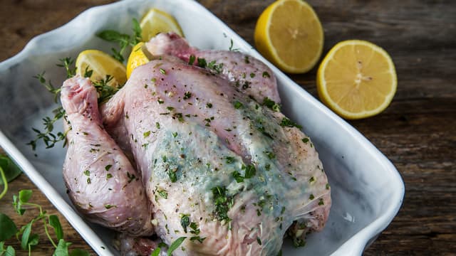 **Helstekt kylling:** Gni kyllingen godt inn med romtemperert urtesmør. Del sitronen i to og legg inn i buken på kyllingen. Bind opp kyllingen ved å folde vingene bak og binde sammen lårene.