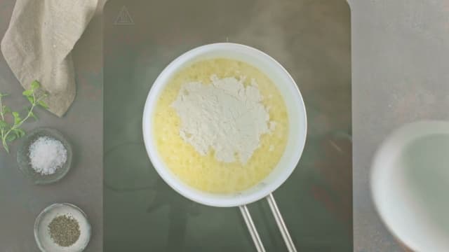 **Hvit saus:** Smelt margarin i en kjele og rør inn melet. Tilsett plantemelken og visp til en jevn saus. Smak til med muskatnøtt, salt og pepper.