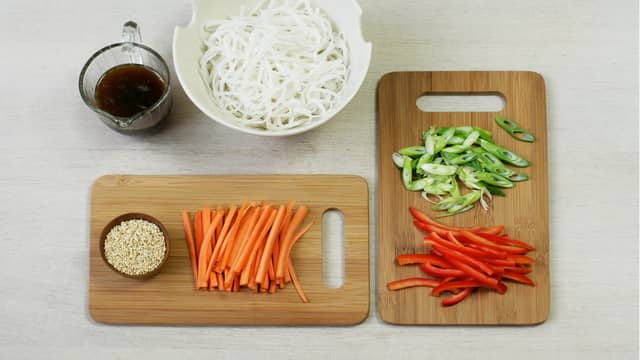 Skjær grønnsakene i strimler.