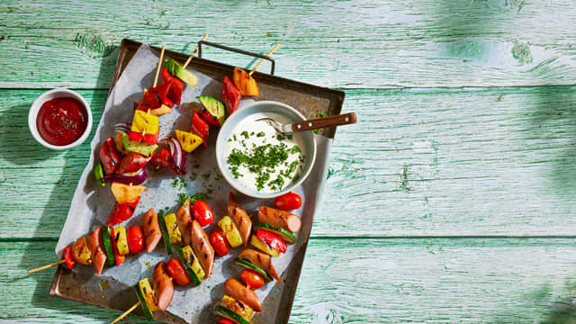 Fargerike pølsespyd