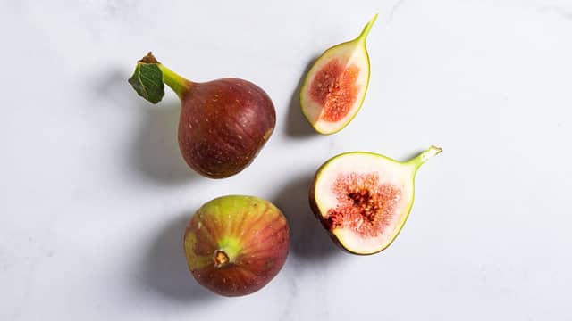 **Fikensalat:** Skyll fikenene og skjær dem i båter. Skjær av rotenden på endivesalaten og del bladene fra hverandre.