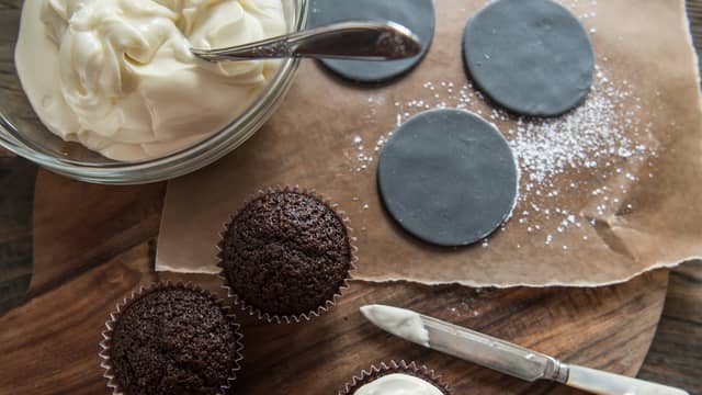 Pynte elefant: Legg et tynt lag med kremostfrosting på cupcaken. Kjevle ut grå fondant, bruke
melis til å arbeide med fondanten. Bruk et glass eller rund form som er litt større enn cupcaken
til å hulle ut et rundt lag som man legger oppå cucaken.