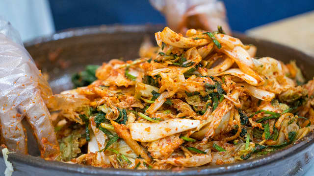 **Marinade:** Riv hvitløk og ingefær, og bland sammen alle ingrediensene til marinaden. Ha marinaden over kålen sammen med gulrot og vårløk.