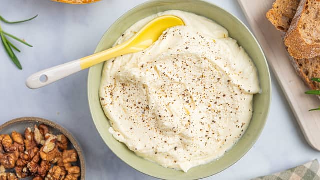 Smak til med salt, pepper og sitronsaft. Vend gjerne inn friske urter til slutt hvis du ønsker.