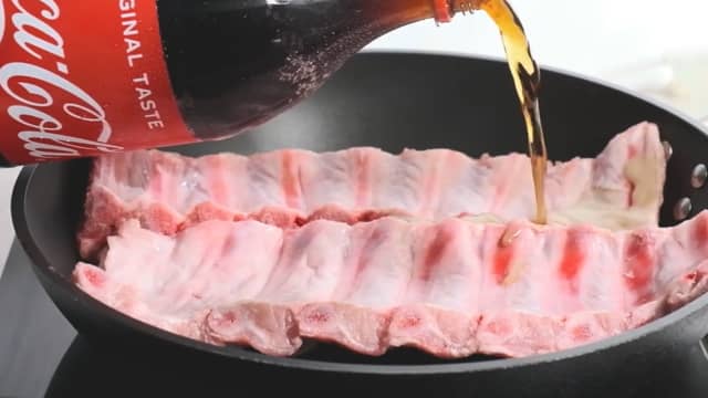 **Spareribs:** Legg spareribsen i en stor kjele og dekk kjøttet med Coca-Cola. Kok i ca 20 minutter til kjøttet begynner å bli mør. Dette kan du fint gjøre et par dager før du skal spise dem.
