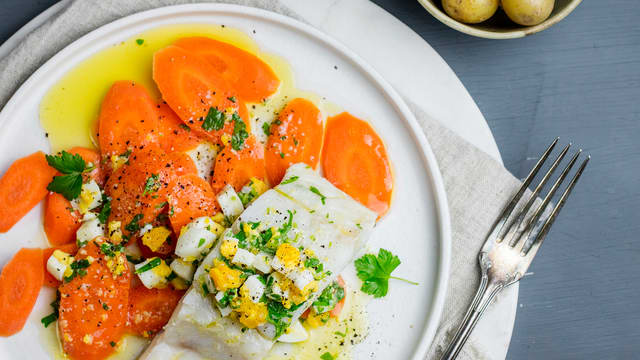 Kok poteter og gulrøtter, og kok eggene i 9-10 minutter.