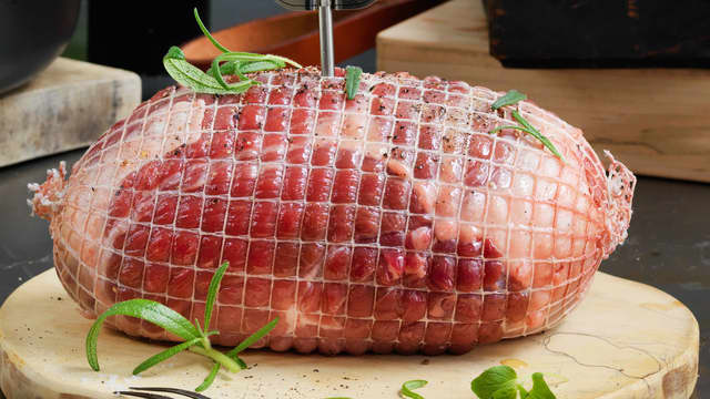 **Svinesteken:** Krydre svinesteken med salt og pepper. Brun svinesteken i smør og legg steken i en ildfast form. Smør svinesteken med appelsinmarmelade.