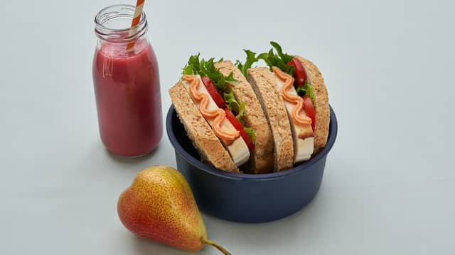 Tips! Først middag, så matpakke. Se oppskrift på [Familiebrød med fiskepudding og kaviar](recipe:)