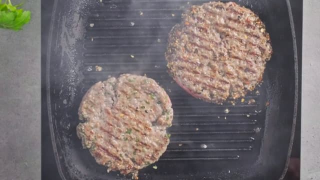 Del deigen i åtte emner og form til karbonader på en våt fjøl. Stek i ca. 2 minutter på hver side til de er så vidt gjennomstekt.