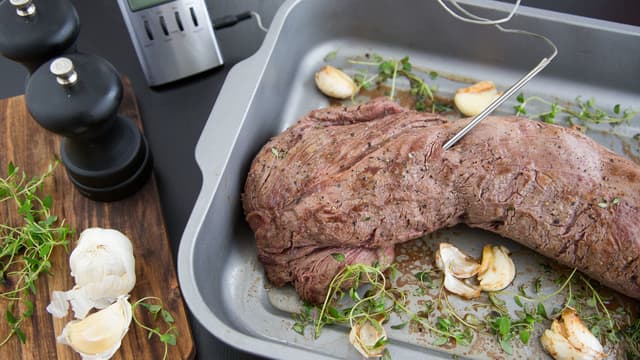 **Stek indrefileten midt i ovnen på 150 grader**, og la stå til temperaturen når 52 grader. Dekk med aliminiumsfolie når kjøttet er ferdig, og la hvile i minst 10 minutter før du deler det opp.