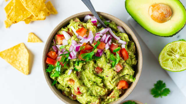 Kutt tomatene i terninger og bland inn i guacamolen sammen med rødløk, koriander, jalapeno, hvitløk og limesaft. Smak til med noen gode klyper salt.