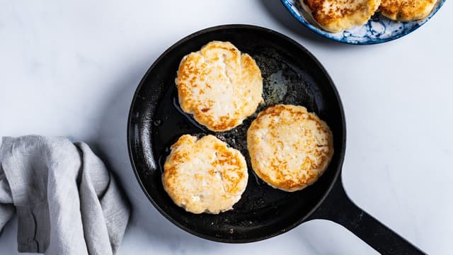 Stek fiskeburgerne i ca 4-5 minutter på hver side.