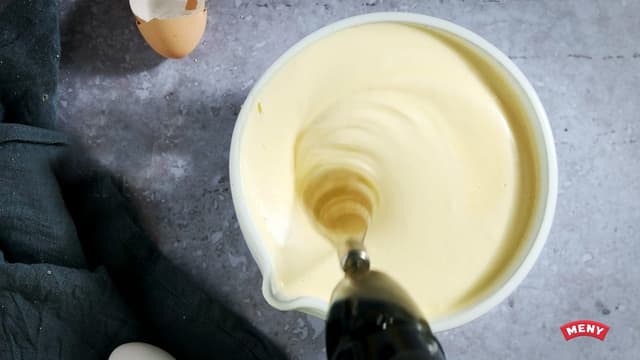 Visp eggeplommer og sukker sammen til det blir luftig. Visp forsiktig inn melken, og fortsett å vispe til alt er godt blandet og glatt.