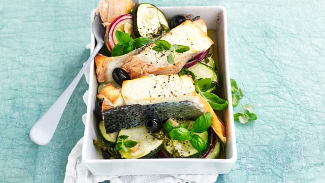 Fetaostbakt laks med squash og oliven